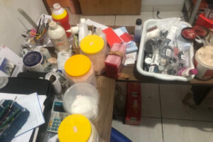 A Polícia Civil encerrou uma fábrica clandestina de prótese dentária, nesta quarta-feira (24), na cidade de Mineiros, na região Sudoeste de Goiás. Um homem suspeito de envolvimento com a companhia ilegal acabou preso em flagrante.