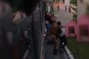 Adolescente negro é retirado de ônibus escolar pela PM e recebe 'mata-leão' em SC