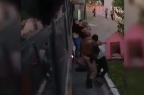 Adolescente negro é retirado de ônibus escolar pela PM e recebe 'mata-leão' em SC