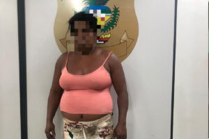 A Polícia Civil prendeu em flagrante uma mulher, de 42 anos, suspeita de aliciar duas adolescentes para prostituição. Crime e prisão aconteceram na tarde desta quinta-feira (25), na cidade goiana de Planaltina de Goiás, na região do entorno do Distrito Federal.