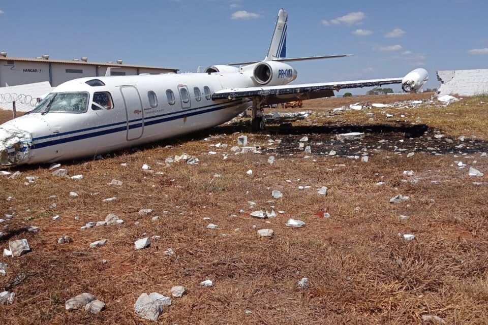 Avião faz pouso forçado e se choca contra muro do Aeródromo de Goiânia