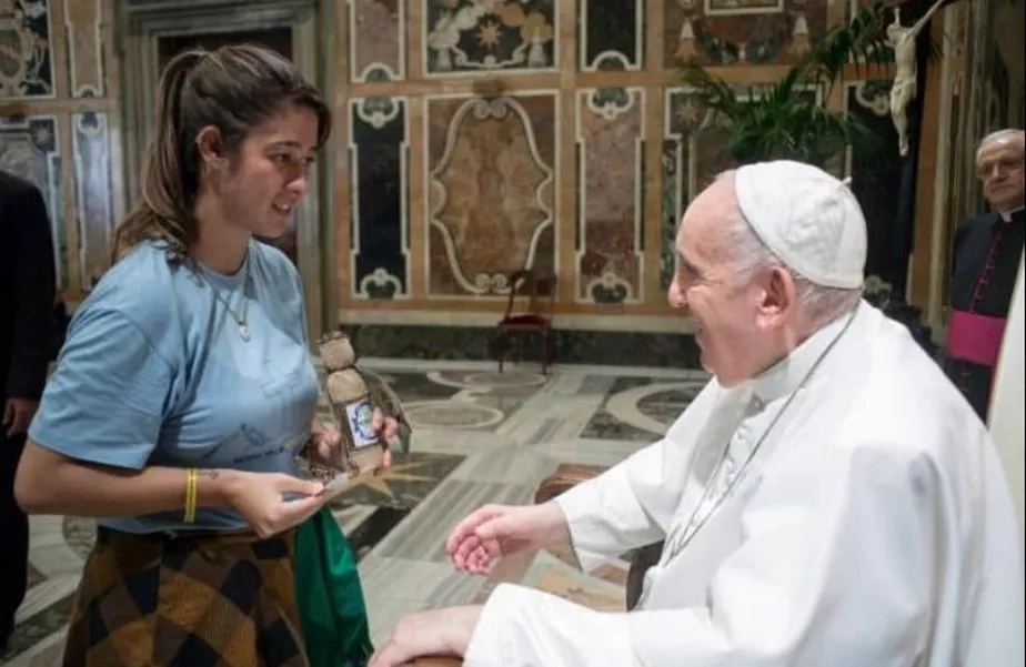 Cristina Chaim contou ainda como o pontífice reagiu ao presente. Brasileira entrega garrafa de cachaça ao Papa Francisco