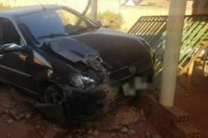 Carro derruba portão e deixa criança ferida após acidente com moto em Jataí (GO)
