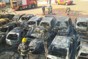 Bombeiros combatem incêndio em depósito de carros, em Aparecida (GO)