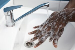 Não secar corretamente as mãos é pior do que deixá-las sujas, diz cientista; entenda