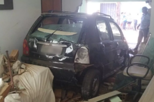 Motorista perde controle do carro, atropela a própria mãe e bate em muro de casa em Minas Gerais
