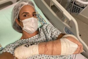 Ivete Sangalo tranquiliza fãs após cirurgia no braço: 'Mainha está zero bala'