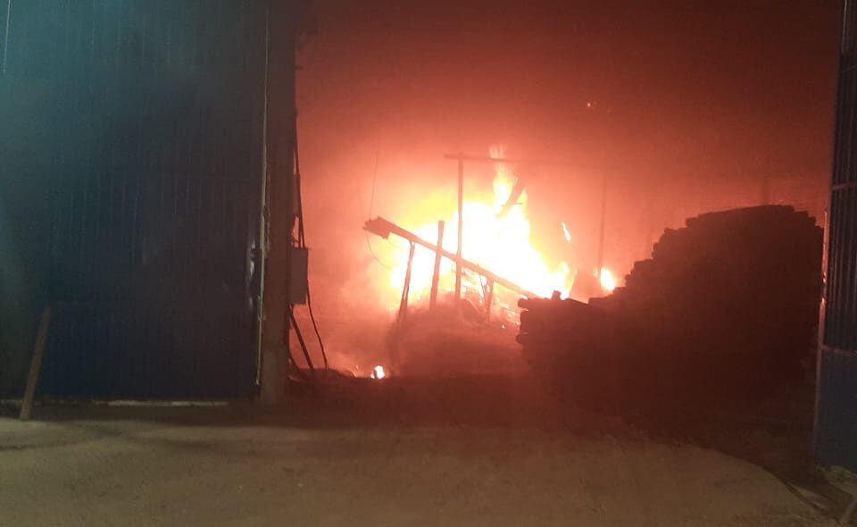 Galpão de paletes pega fogo, em Anápolis. (Foto: BM)