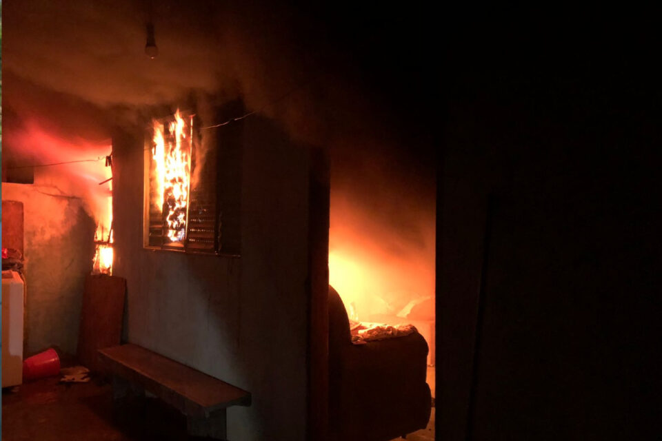 Uma pane na rede elétrica causou um incêndio em uma casa do Setor Vila Verde, na cidade de Formosa. De acordo com o Corpo de Bombeiros, o caso aconteceu na noite desta quinta-feira (18) e, apesar do susto, ninguém se feriu.