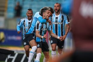 Biel comemora gol do Grêmio contra o Vila Nova