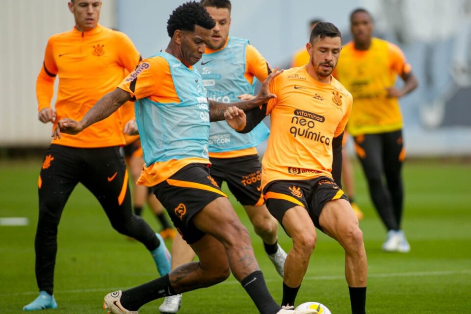 Gil e Giuliano durante treinamento do Corinthians