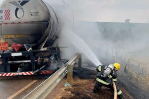 Veículo de carga pega fogo na GO-568, perto de Palmeiras de Goiás (Foto: Divulgação)