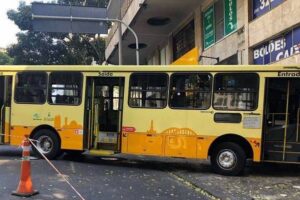Ônibus perde controle, invade lotérica e deixa feridos em Belo Horizonte
