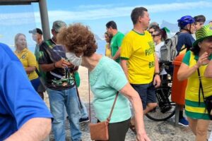 Versões bolsonaristas: em Copacabana, 'Malvadão 3', de Xamã, vira 'Vapo vapo capitão' (Foto: Twitter)