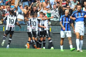 Elenco da Udinese comemorando o gol