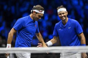 Roger Federer e Rafael Nadal em despedida do suíço