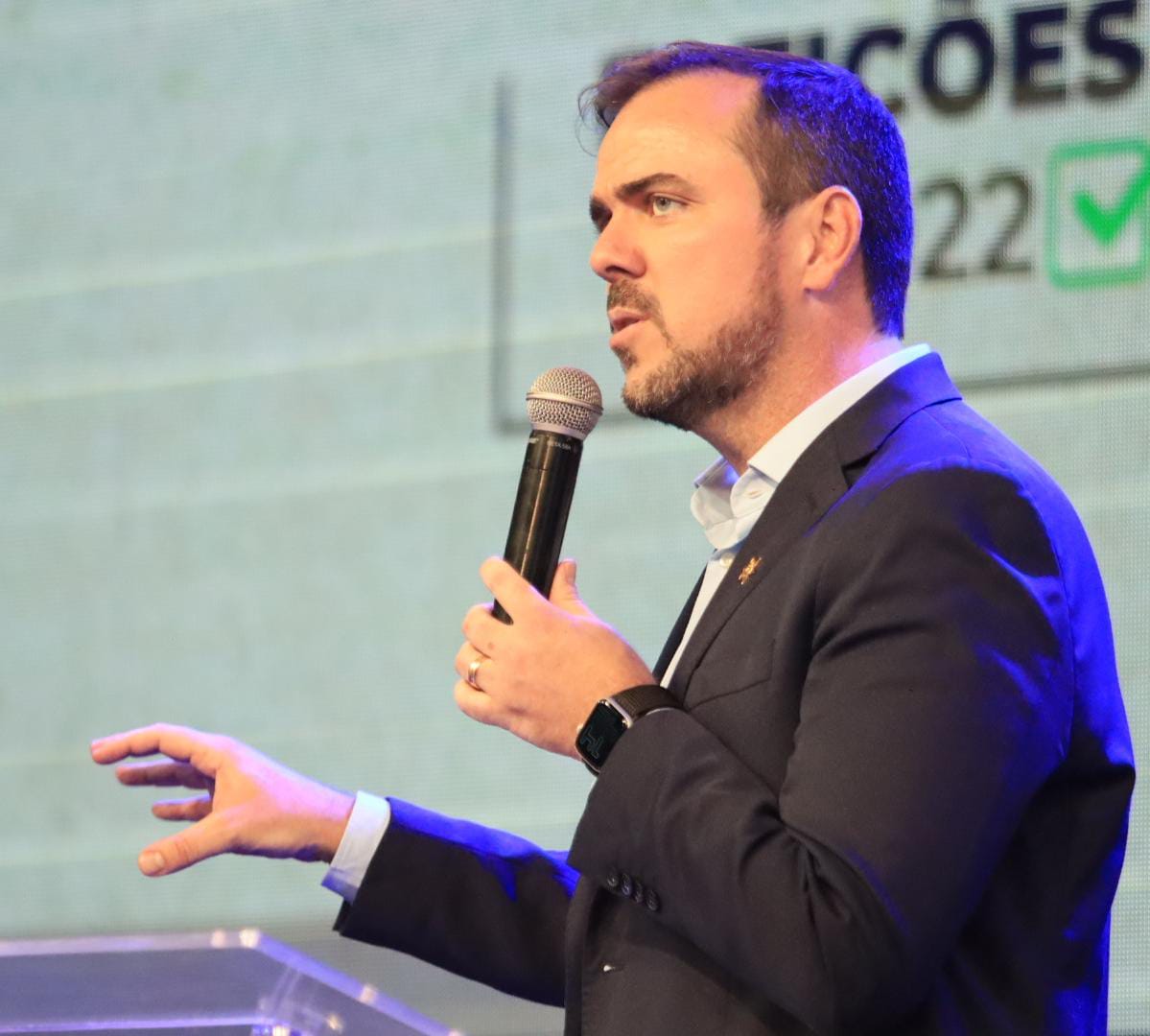 Mendanha diz que asfaltará 595 km de rodovias e recuperará outros 1,4 mil km