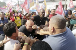 Candidato a vereador Rodrigo Duarte saiu sangrando. Bolsonarista e apoiador de Lula brigam antes do comício com evangélicos no RJ; vídeo
