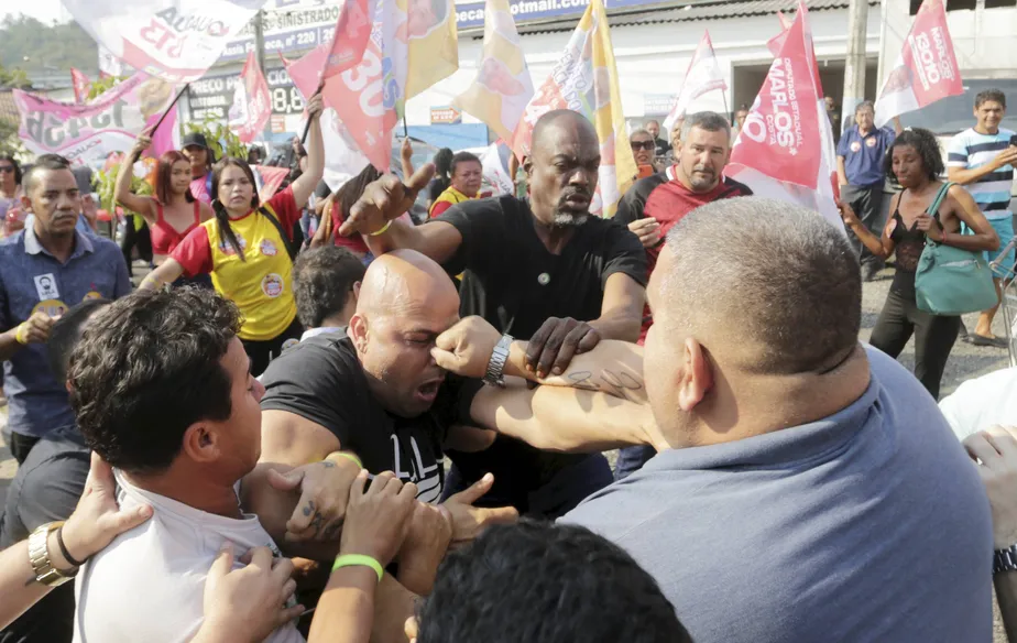 Candidato a vereador Rodrigo Duarte saiu sangrando. Bolsonarista e apoiador de Lula brigam antes do comício com evangélicos no RJ; vídeo