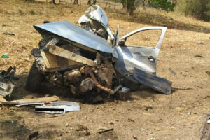 Um grave acidente entre um carro e um caminhão matou mãe e fiho, de 71 e 44 anos, na BR-153, em Campinorte, região norte de Goiás.