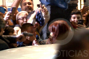 Reprodução da TV pública mostra momento em que homem se aproxima da vice-presidente Cristina Kirchner com arma em Buenos Aires