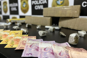Nesta sexta-feira (2), a Polícia Civil prendeu um homem de 32 anos suspeito de traficar drogas através de 'delivery', na cidade de Valparaíso de Goiás. O sujeito já possui antecedentes criminais pelo mesmo crime.
