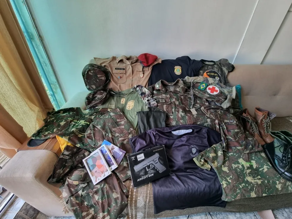 Fardas, uniformes e até uma pistola de airsoft foram apreendidos na casa de investigada — Foto: Divulgação