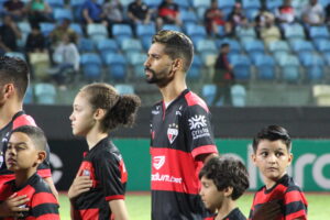 Jorginho ao lado das crianças no Atlético Goianiense