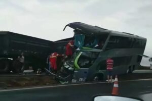 Ônibus que saiu de Rio Quente bate em carreta e deixa dois mortos em MG