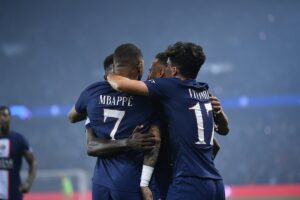 Jogadores do PSG comemoram gol diante da Juventus