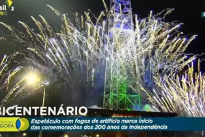 Local escolhido foi a Torre de TV, área central do DF. Fogos de artifício verdes e amarelos marcam início do 7 de Setembro em Brasília