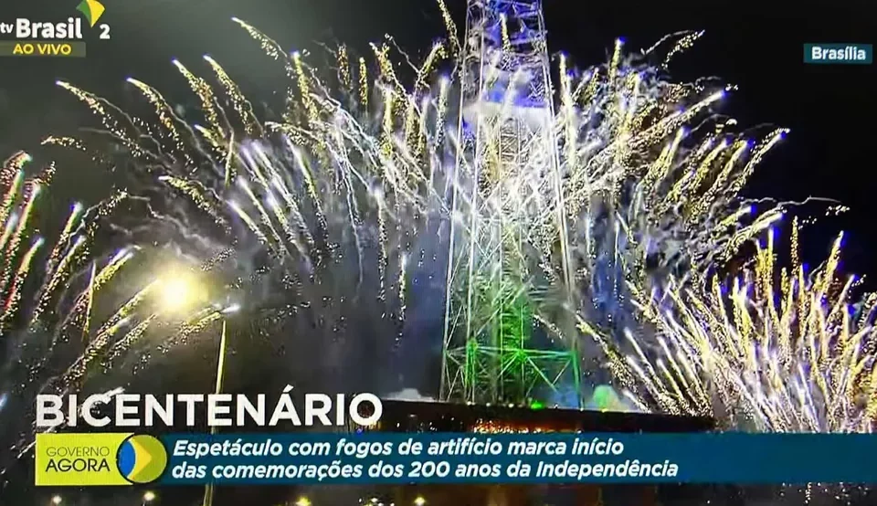 Local escolhido foi a Torre de TV, área central do DF. Fogos de artifício verdes e amarelos marcam início do 7 de Setembro em Brasília