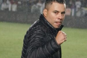 Jair Ventura comemorando a vitória contra o Santos
