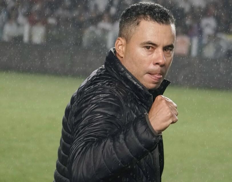 Jair Ventura comemorando a vitória contra o Santos