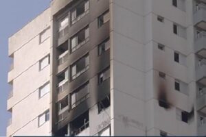 Apartamento pega fogo duas vezes em menos de 24 horas e prédio é interditado em Goiânia (Foto: Reprodução/TV Anhanguera)