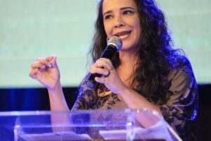 História de Caiado é pautada por ausências, mas não só neste debate, diz Cíntia Dias