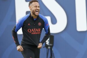 Neymar sorrindo em treino do PSG