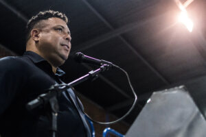 Ronaldo falando em reunião no Cruzeiro