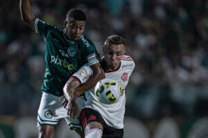 Maguinho e Everton Cebolinha disputam bola