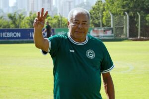 Jairzinho em visita ao Goiás