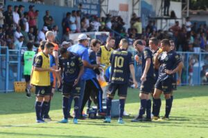 Elenco da Aparecidense no gramado