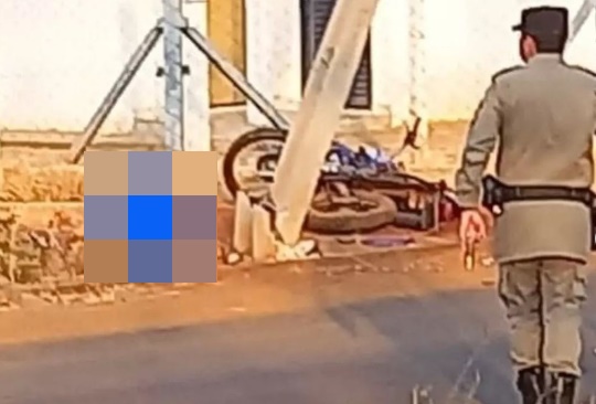 Um motociclista, de 43 anos, morreu depois de bater contra um poste na cidade de Pires do Rio, na região Sudeste de Goiás. (Foto: reprodução)
