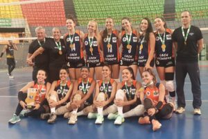 Equipe de Valparaíso de Goiás que conquistou o título no vôlei feminino