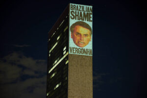 Intervenção de ativistas pró-democracia ocorre antes de presidente discursar. Projeção em prédio da ONU chama Bolsonaro de vergonha