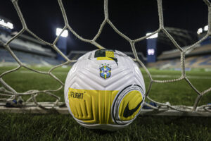 Bola do Campeonato Brasileiro a noite