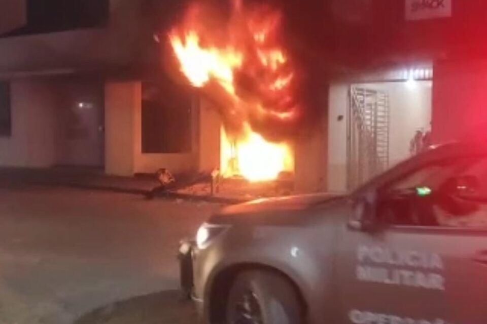 Policiais combatem fogo em loja de materiais para construção em Caçu
