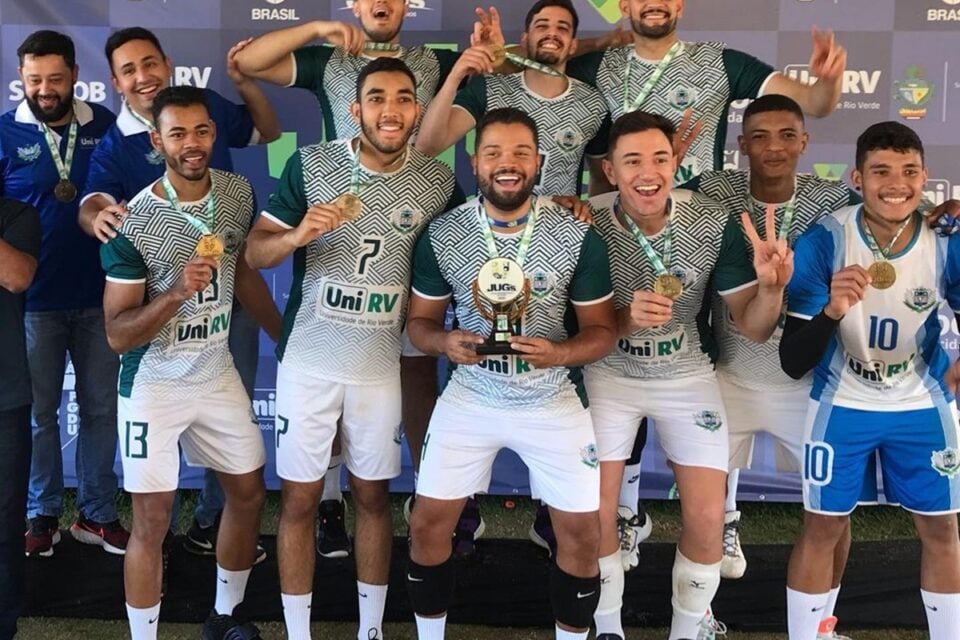 Equipe de vôlei da Unirv que irá disputar o JUBs