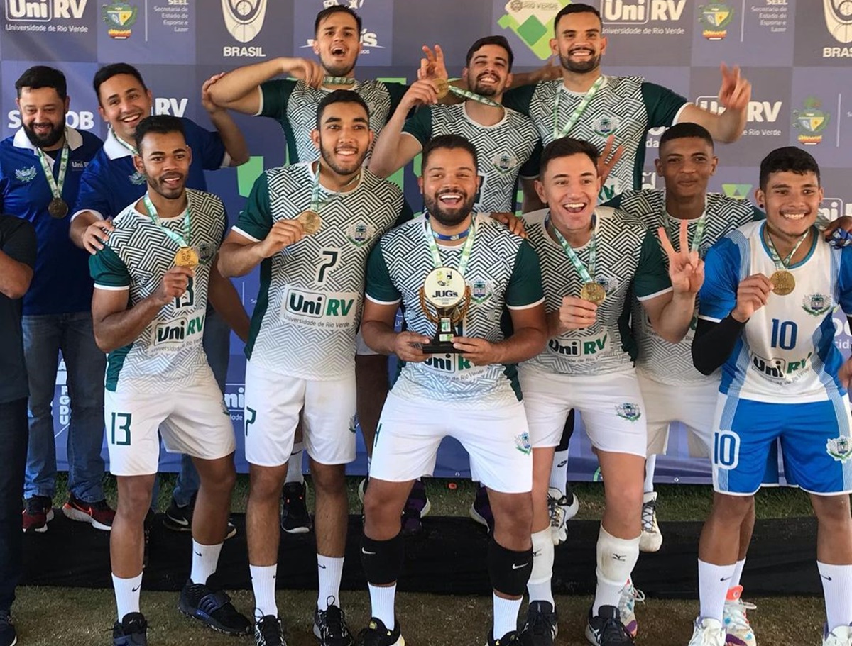 Equipe de vôlei da Unirv que irá disputar o JUBs