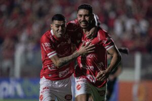 Neto Pessoa e Dentinho comemoram gol do Vila Nova contra o CRB