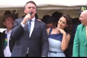 Bolsonaro pede comparação entre Michelle e Janja e puxa coro de ‘imbrochável’ (Foto: Reprodução/Youtube)